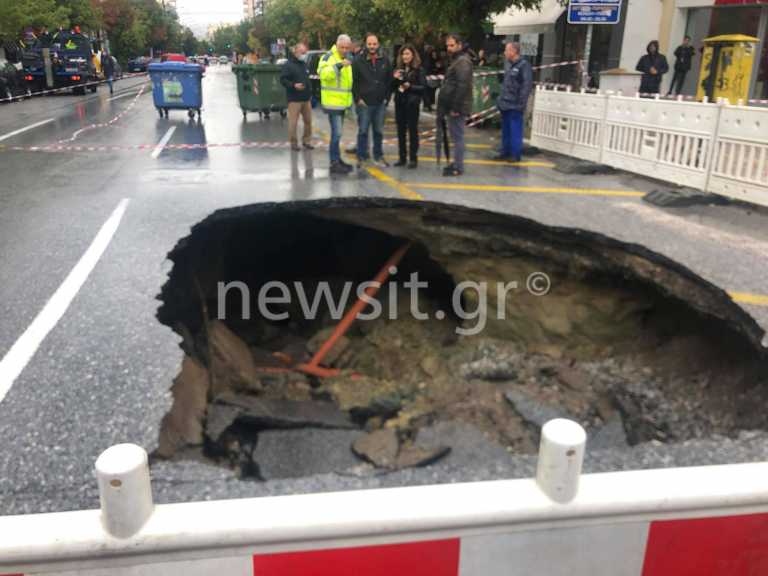 Θεσσαλονίκη: Τεράστια η τρύπα που άνοιξε σε δρόμο και έπεσε το λεωφορείο – Σοκαρισμένος ο οδηγός