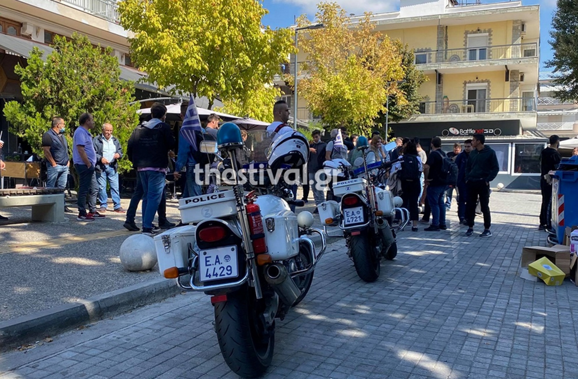 Θεσσαλονίκη: Φασιστική επίθεση σε αφισοκολλητές της ΚΝΕ με αλυσίδες και στυλιάρια – Αυτοψία στο σημείο