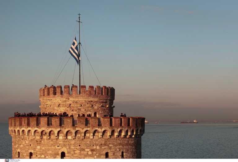 Θεσσαλονίκη – Άγιος Δημήτριος: Η έπαρση της ελληνικής σημαίας στον Λευκό Πύργο παρουσία της Κατερίνας Σακελλαροπούλου