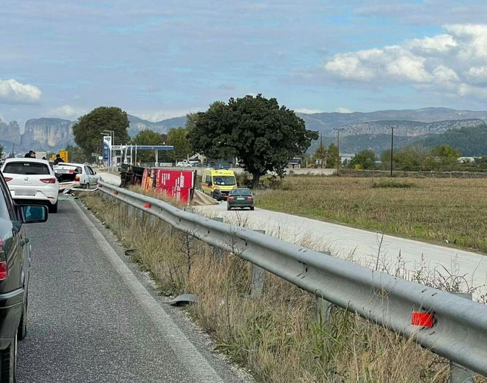 Τρίκαλα: Σφοδρό τροχαίο στο δρόμο για Καλαμπάκα – Νταλίκα ντελαπάρισε και αυτοκίνητο έγινε σμπαράλια