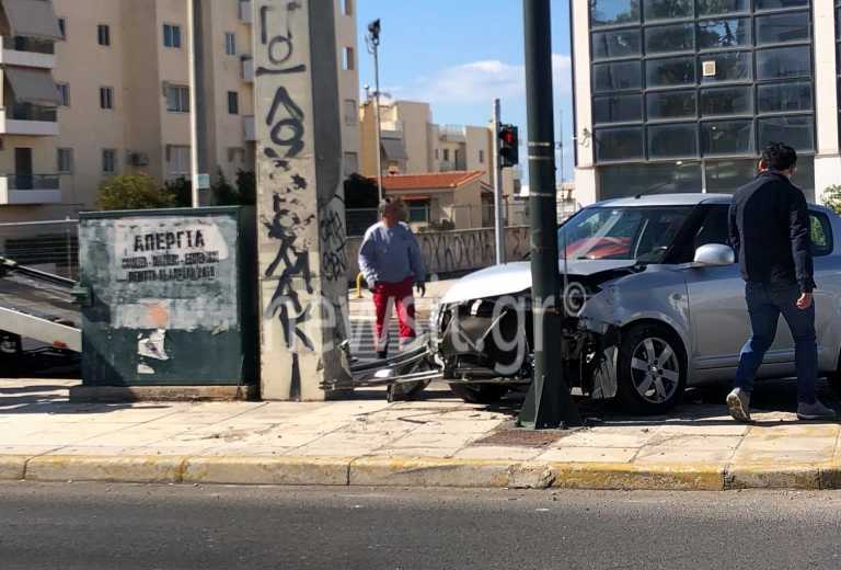 Αυτοκίνητο καρφώθηκε σε κολόνα στη λεωφόρο Βουλιαγμένης