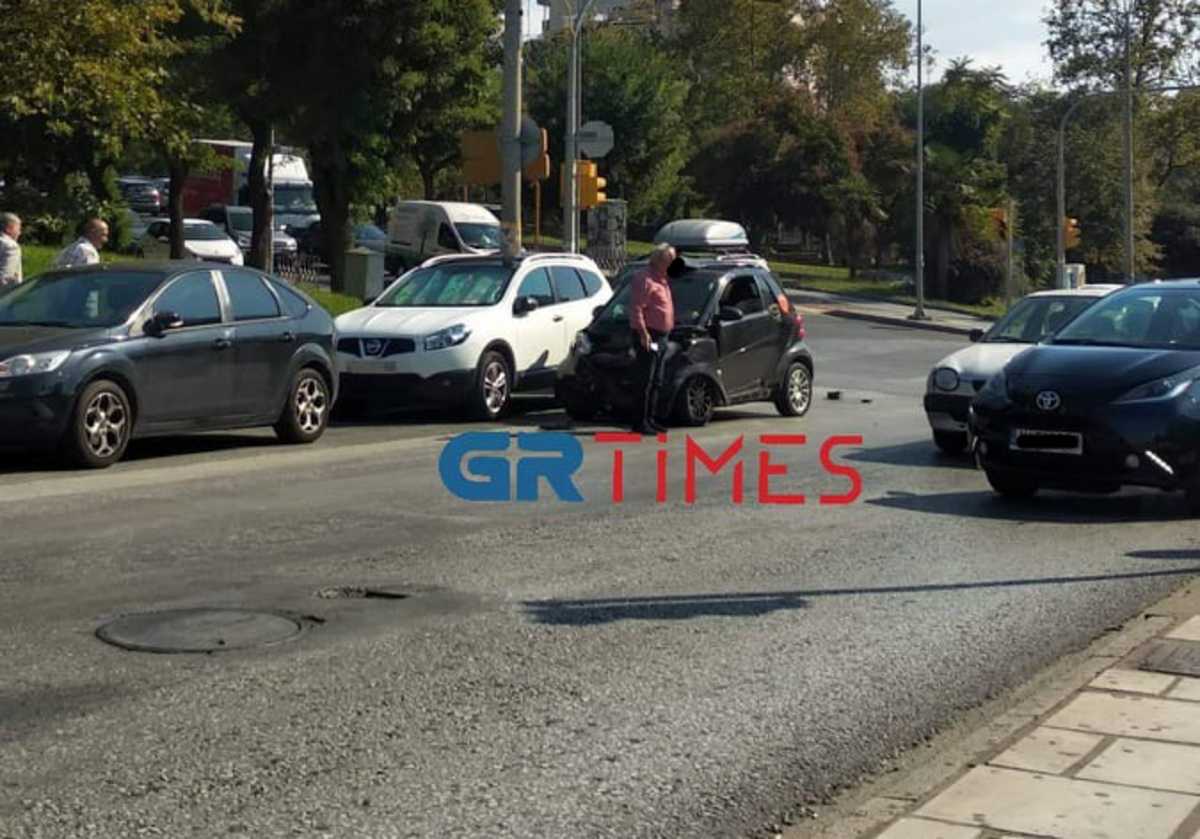 Θεσσαλονίκη: Καραμπόλα με 3 αυτοκίνητα στη Λεωφόρο Στρατού
