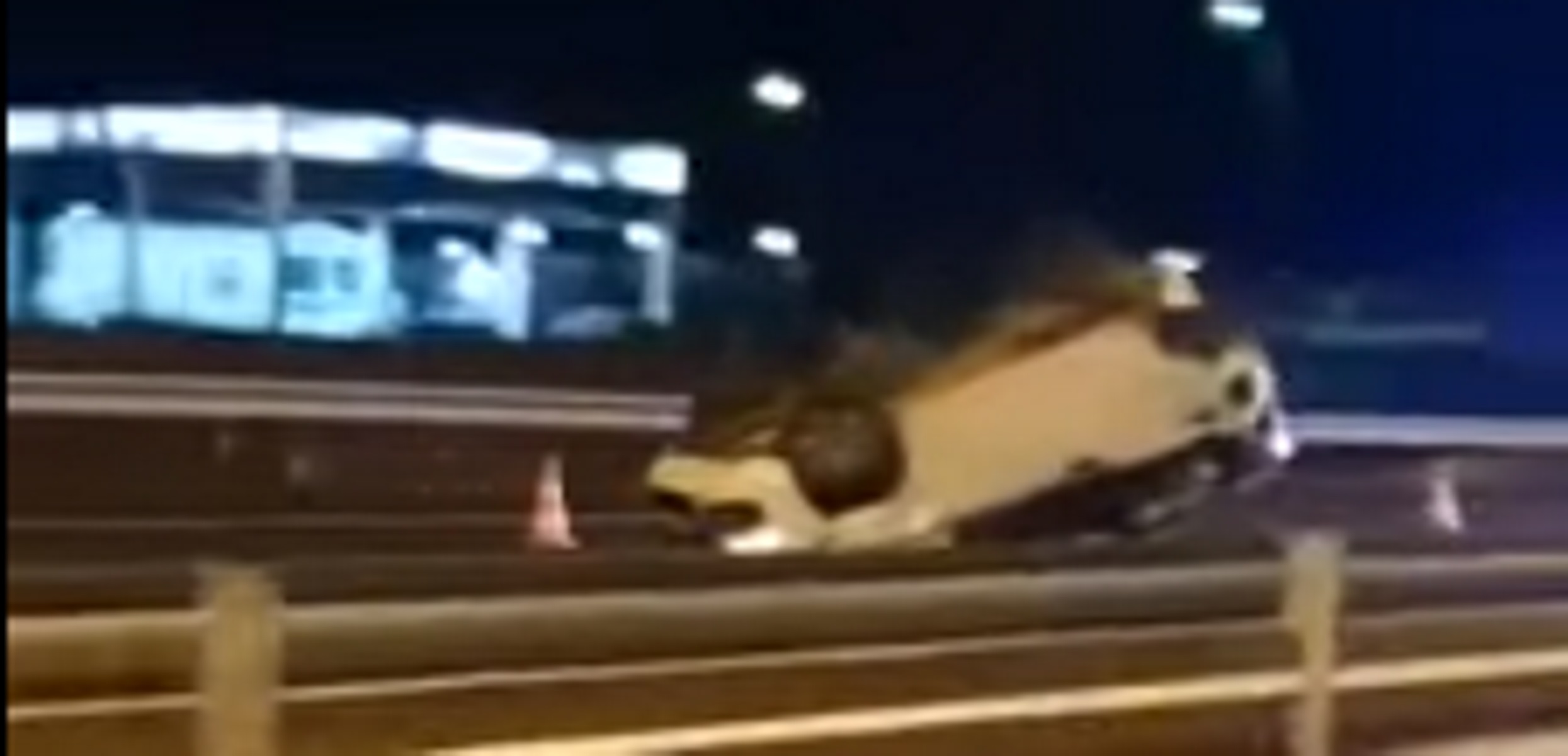 ΒΟΑΚ – Ηράκλειο: Αυτοκίνητο «προσγειώθηκε» με την οροφή στον δρόμο – Δείτε βίντεο