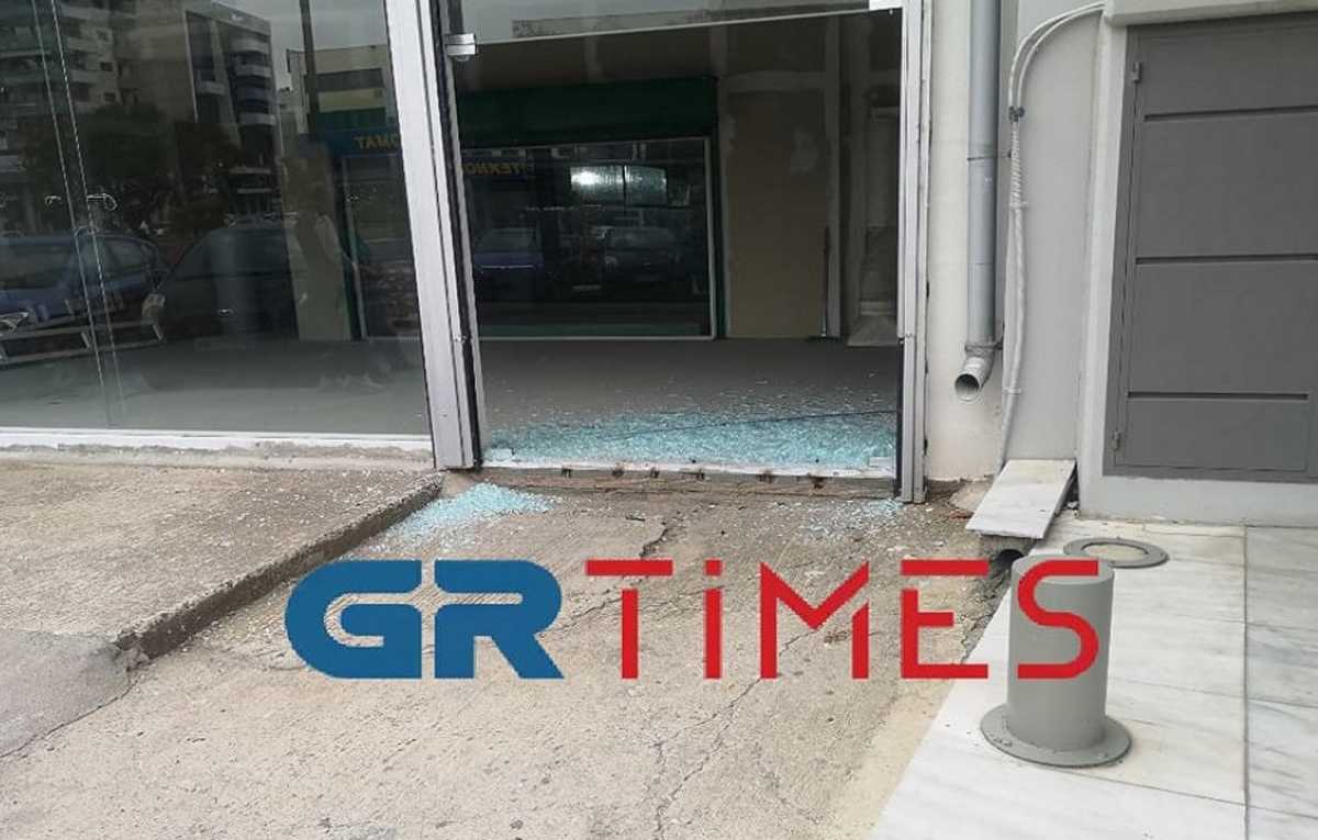 Θεσσαλονίκη: Οδηγός «πάρκαρε» μέσα σε κατάστημα – Αντί όπισθεν έβαλε 1η