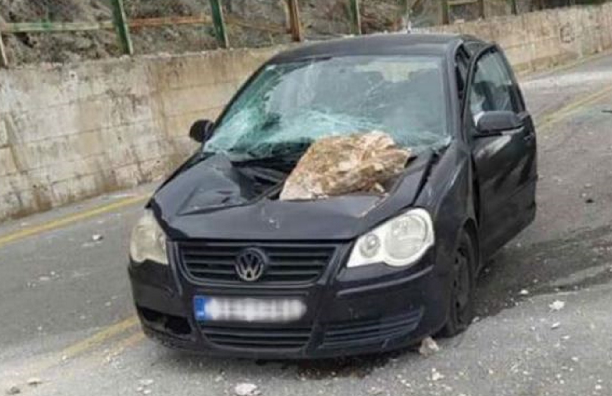 Αράχωβα: Ουρανοκατέβατος βράχος διέλυσε αυτοκίνητο – Σοκ για δύο ζευγάρια που πήγαιναν εκδρομή