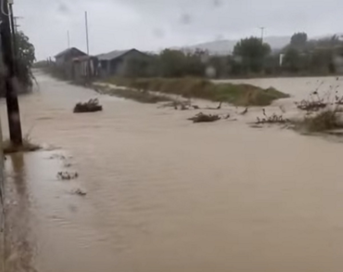 Καιρός – Χαλκιδική: Κλειστοί δρόμοι και πλημμυρισμένα σπίτια από το πέρασμα της κακοκαιρίας