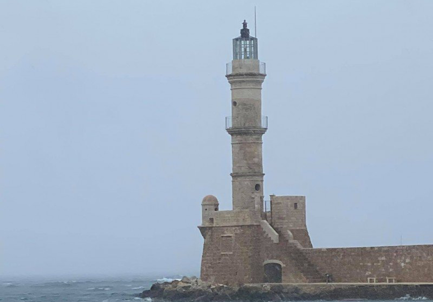 Χανιά: Έκαναν γκράφιτι… ακόμα και στον Ενετικό Φάρο! Αγανάκτηση για τους ασυνείδητους