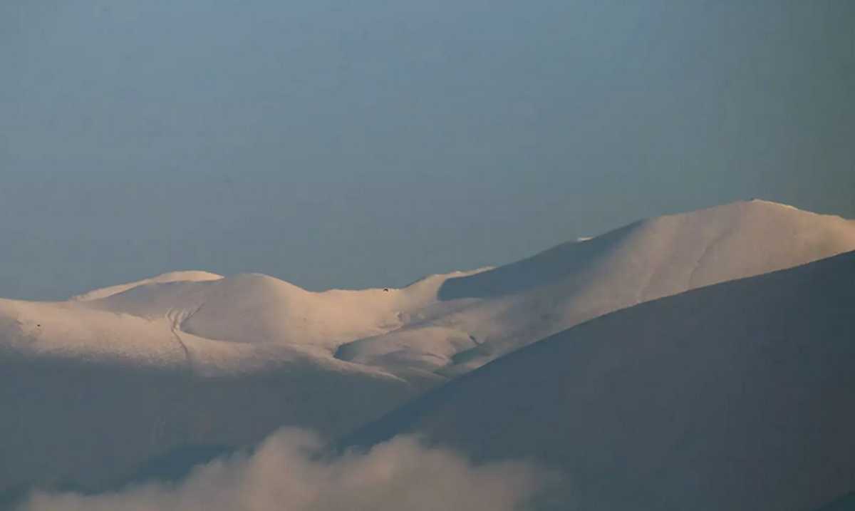 Καιρός: Χιόνια στον Όλυμπο – Νέες ειδυλλιακές εικόνες με το βουνό των Θεών «ντυμένο» στα λευκά