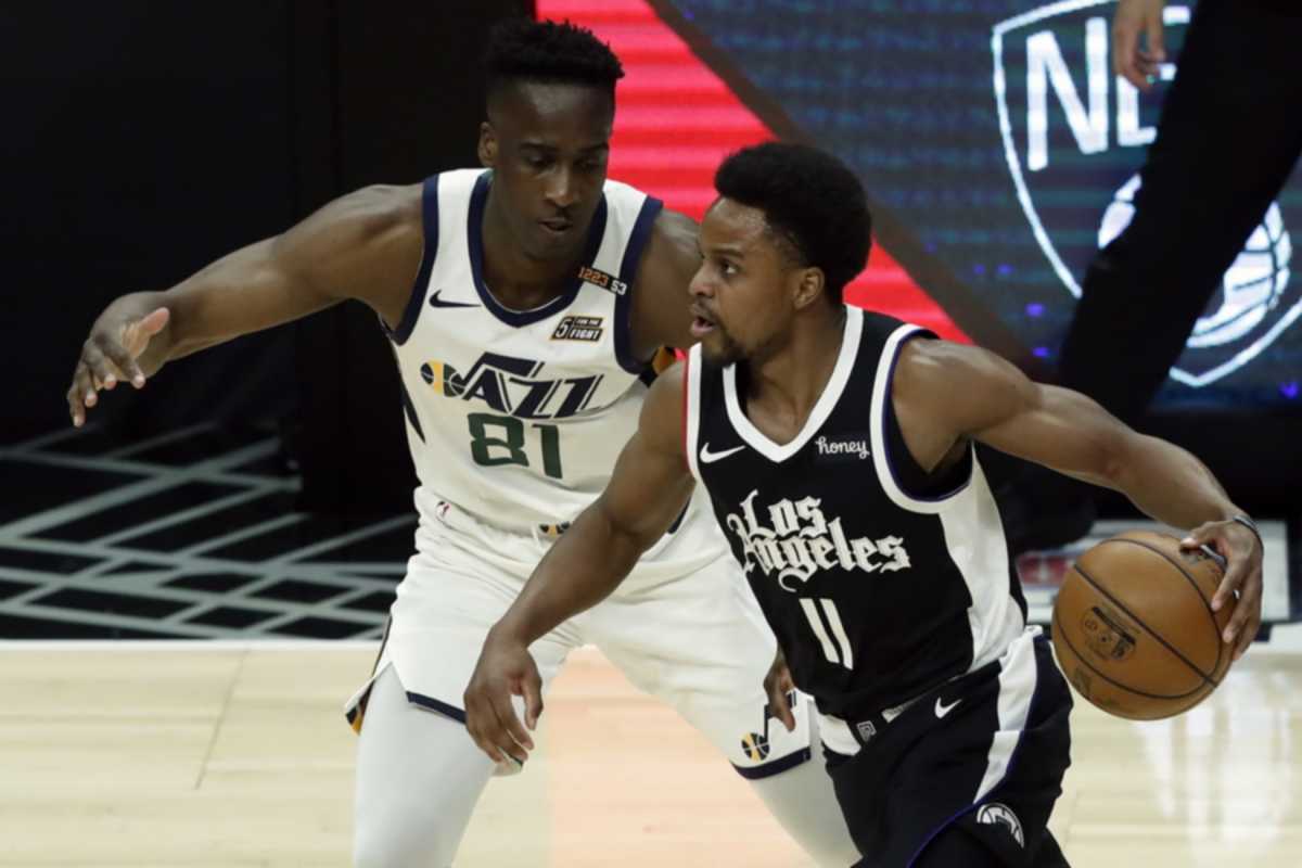 epa09266473 LA Clippers guard Yogi Ferrell (R) in action against Utah Jazz guard-forward Miye Oni during the fourth quarter of the game 3 of the NBA playoffs between the Utah Jazz and the Los Angeles Clippers at the Staples Center in Los Angeles, California, USA, 12 June 2021.  EPA