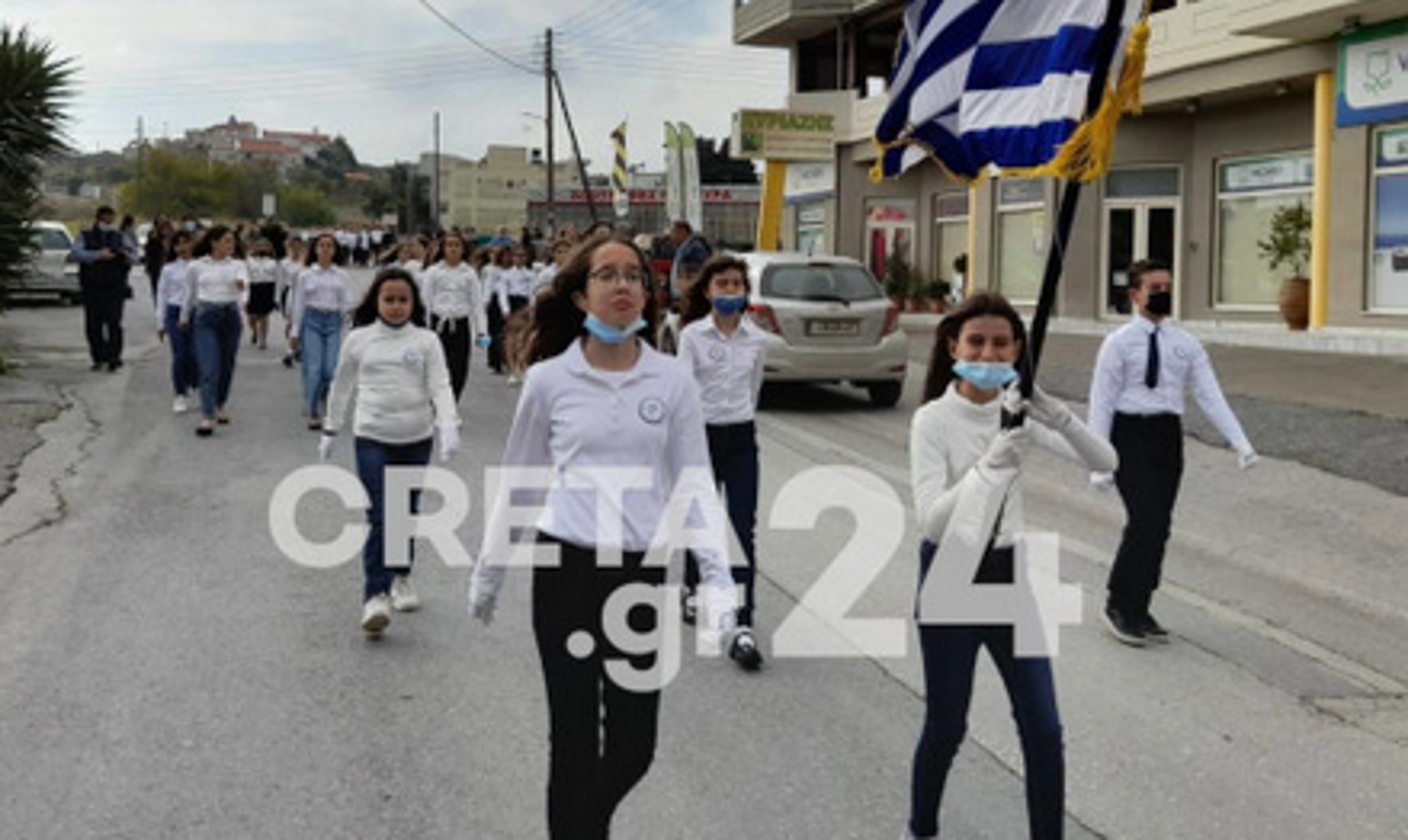 Μαθητικές παρελάσεις: Μηνύματα ελπίδας και περηφάνιας από παιδιά σεισμόπληκτων περιοχών στην Κρήτη