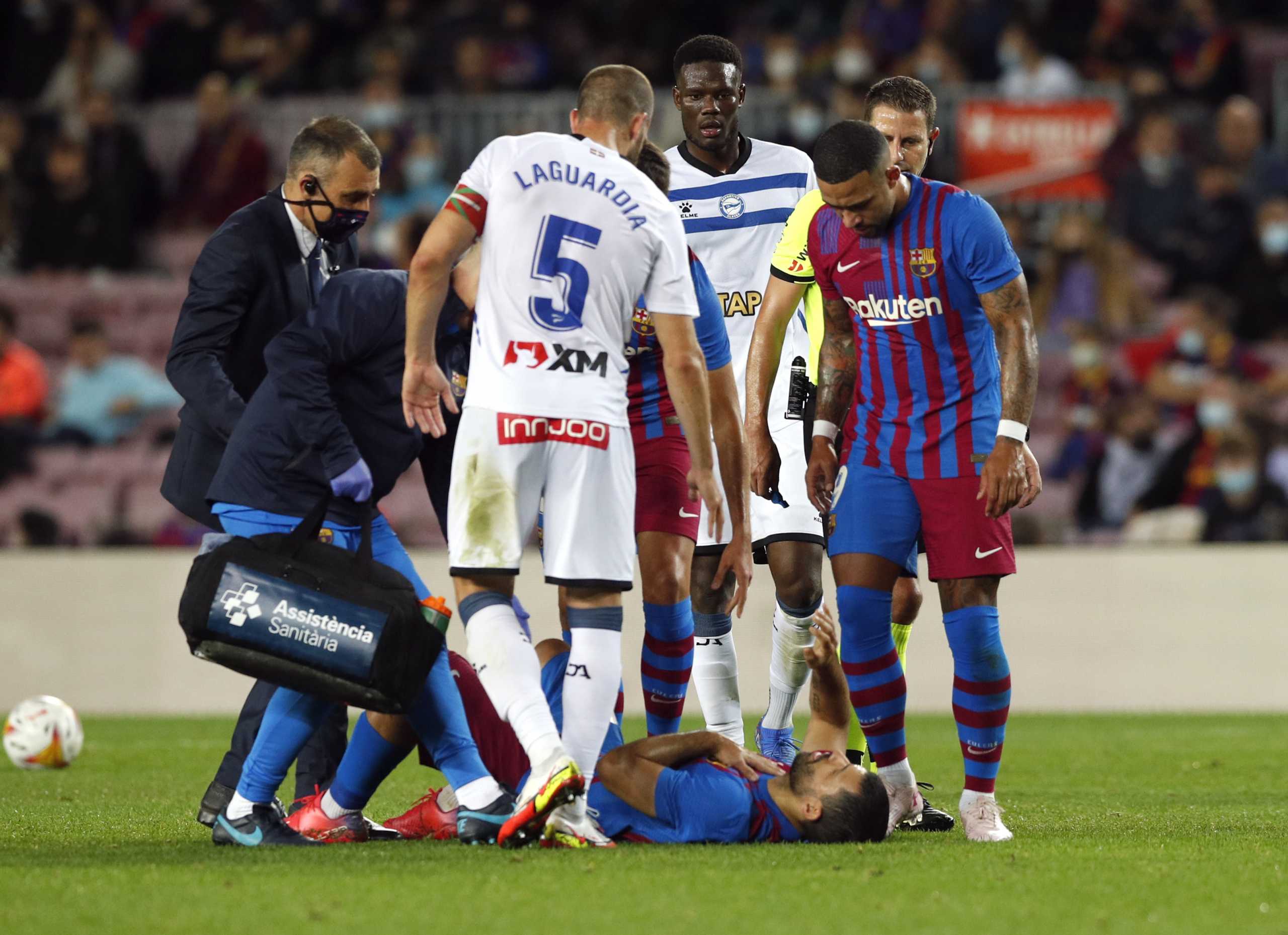 Soccer Football - LaLiga - FC Barcelona v Deportivo Alaves - Camp Nou, Barcelona, Spain - October 30, 2021 FC Barcelona's Sergio Aguero receives medical attention after sustaining an injury REUTERS