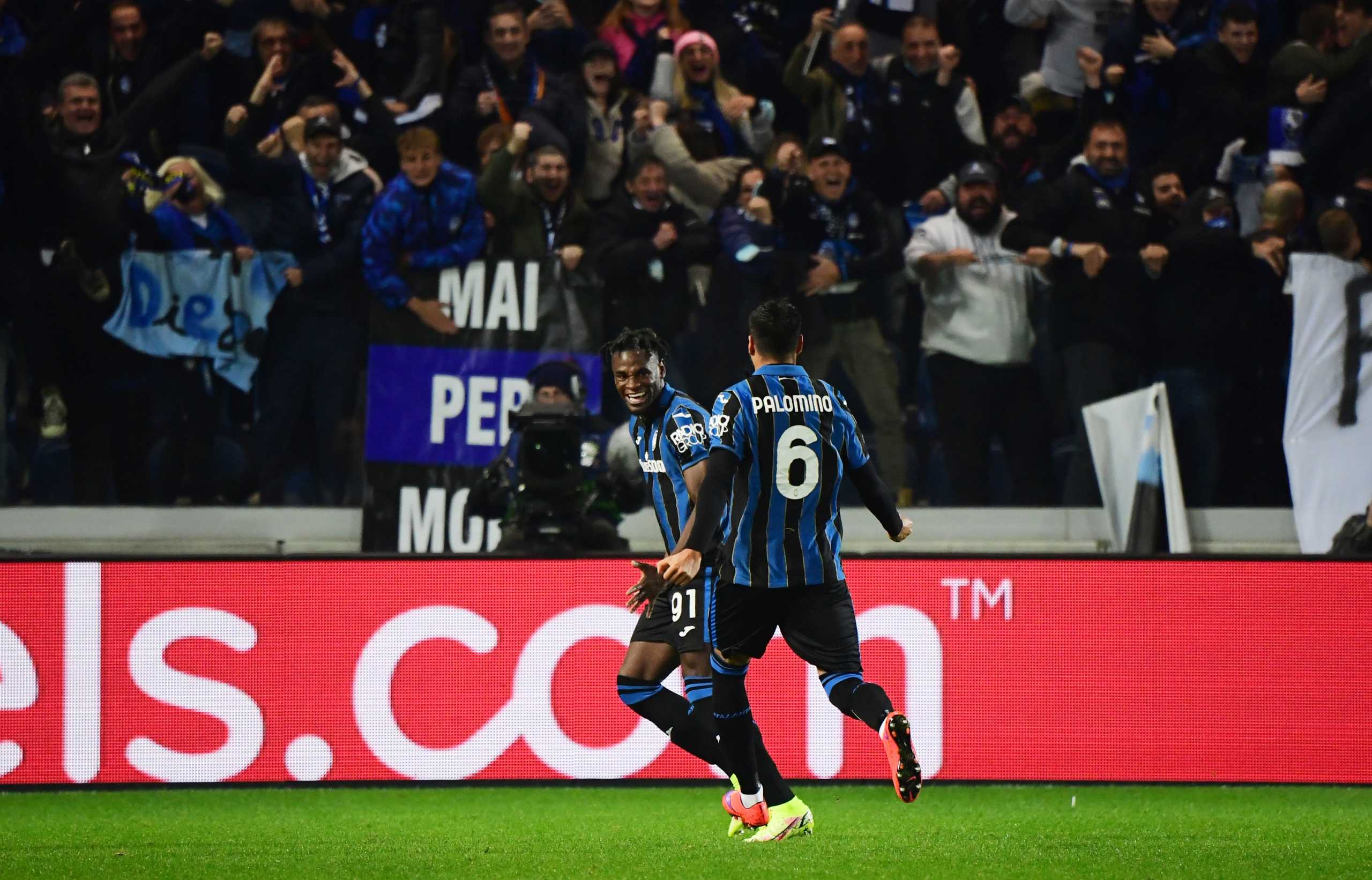 Soccer Football - Champions League - Group F - Atalanta v Manchester United - Stadio Atleti Azzurri, Bergamo, Italy - November 2, 2021 Atalanta's Duvan Zapata celebrates scoring their second goal with teammates REUTERS
