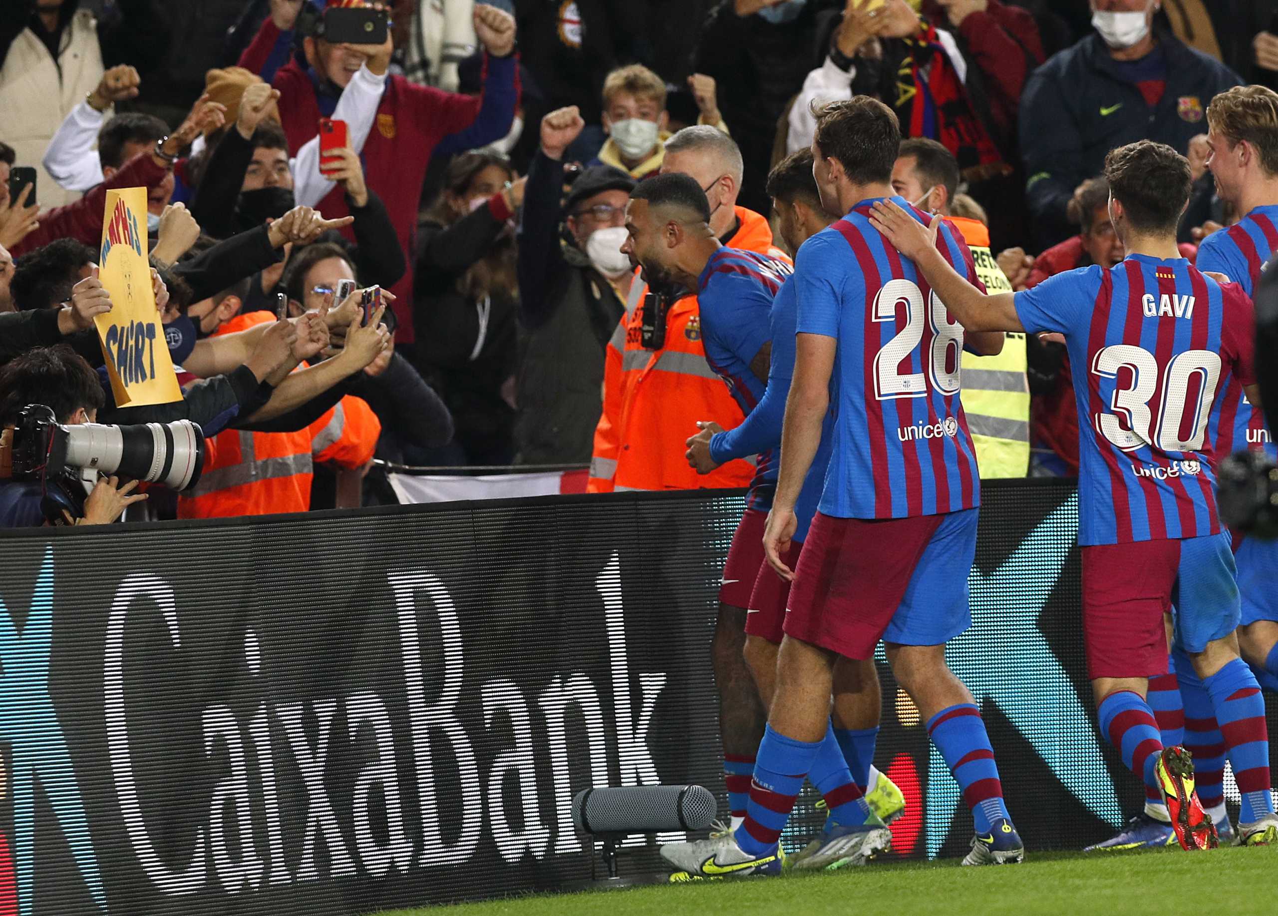 Soccer Football - LaLiga - FC Barcelona v Espanyol - Camp Nou, Barcelona, Spain - November 20, 2021 FC Barcelona's Memphis Depay celebrates scoring their first goal with teammates REUTERS