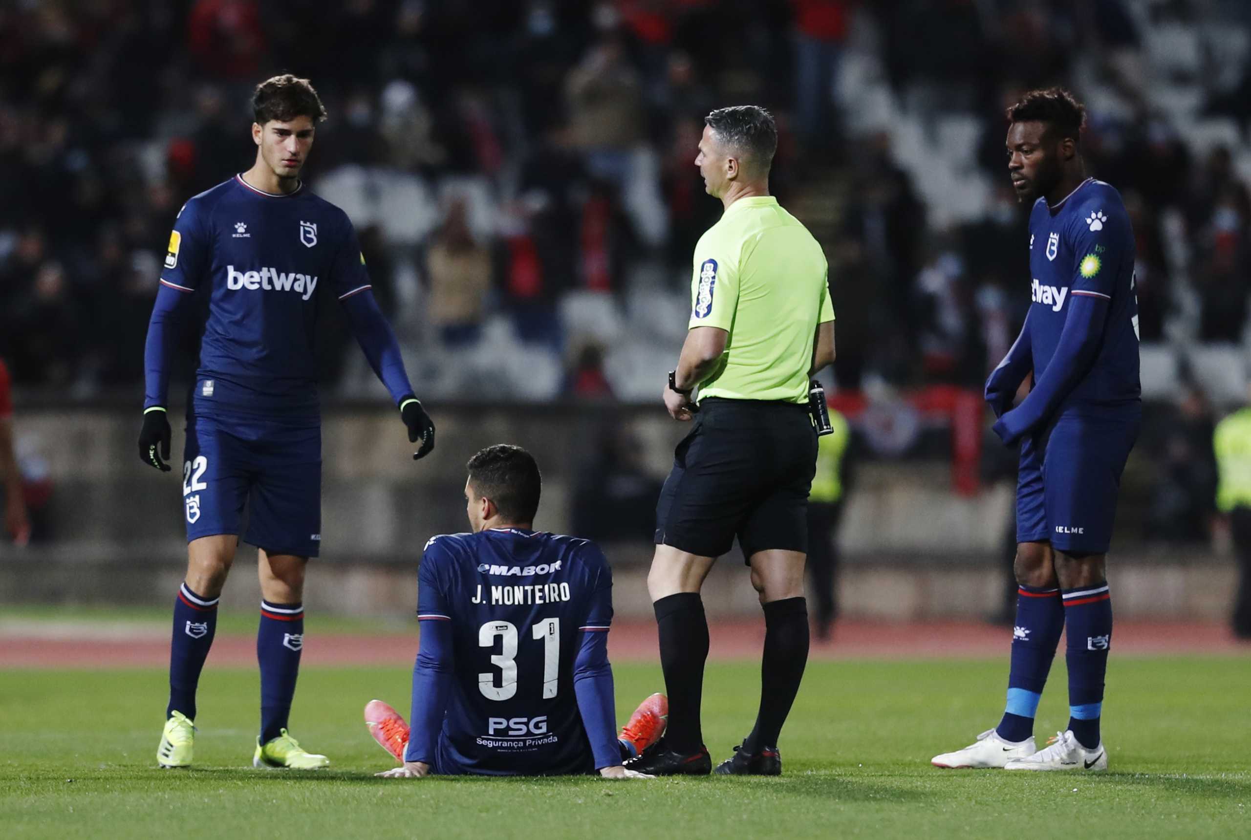 Soccer Football - Primeira Liga - Belenenses v Benfica - Estadio Nacional, Oeiras, Portugal - November 27, 2021 Referee Manuel Mota ends the match early after Belenenses started the match with 9 players due to a COVID-19 outbreak in the club and Joao Monteiro sustains an injury REUTERS