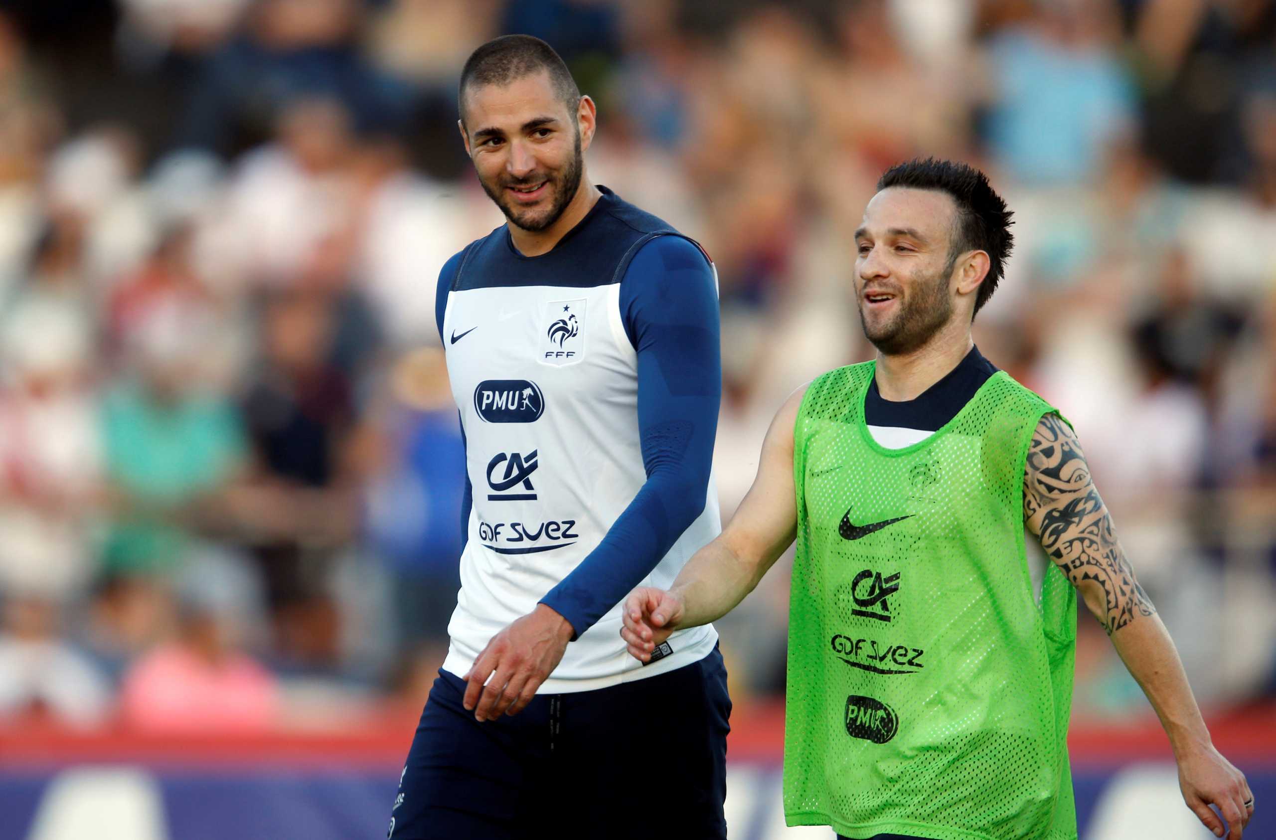 FILE PHOTO: France's national soccer team players Karim Benzema (C) and Mathieu Valbuena attend a training session at the Botafogo soccer club's Santa Cruz stadium in Ribeirao Preto, 336 km (208 miles) northwest of Sao Paulo, June 10, 2014.     REUTERS