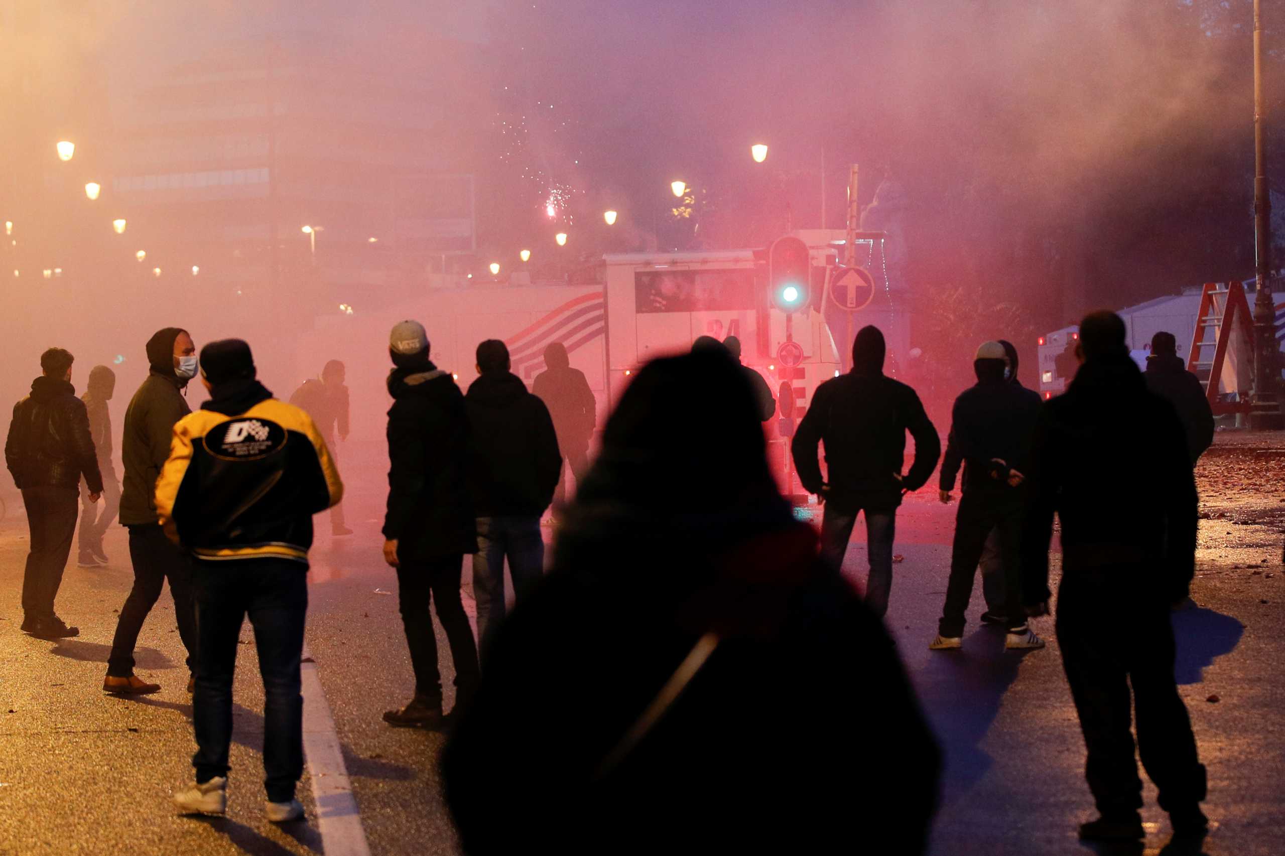 «Κάηκαν» οι Βρυξέλλες σε διαδήλωση κατά των μέτρων για τον κορονοϊό – Κροτίδες και δακρυγόνα