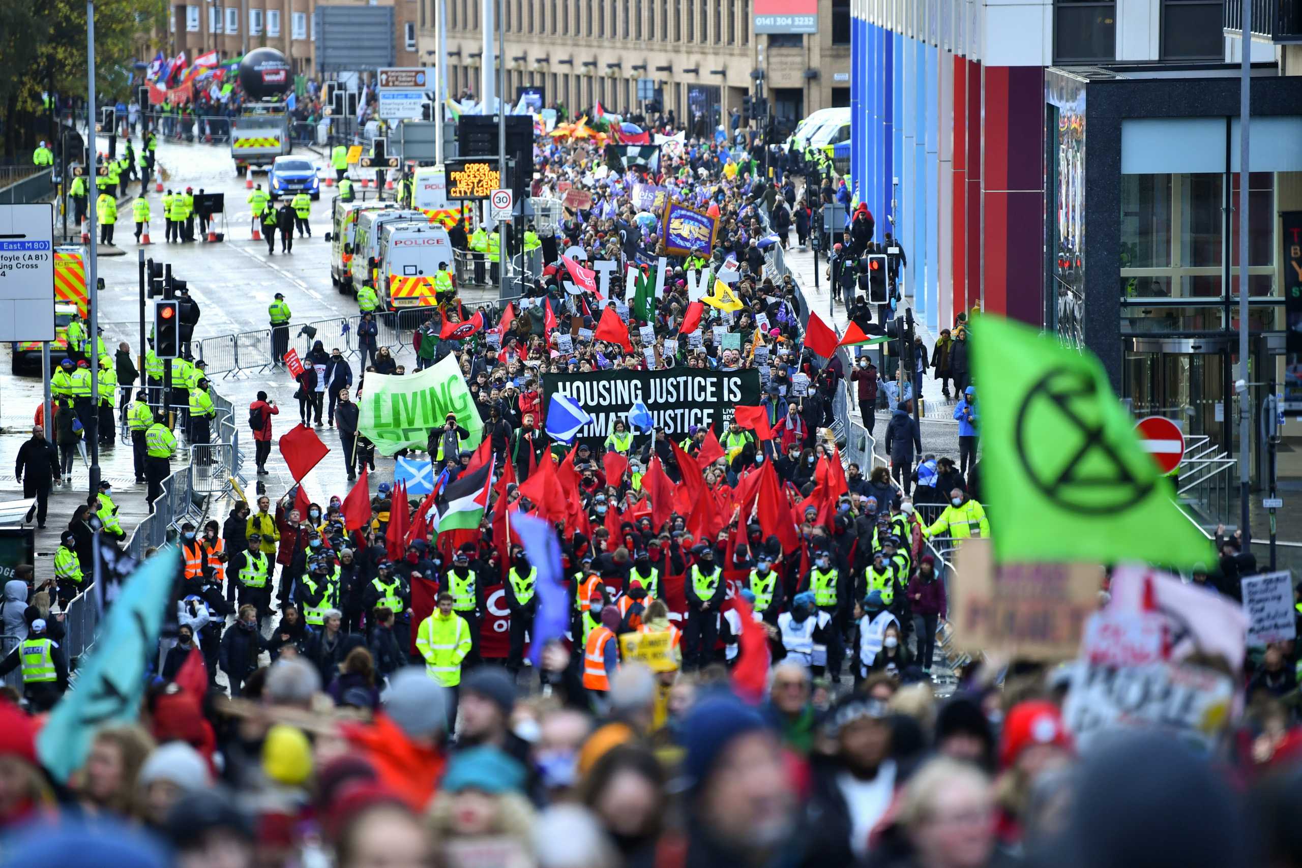 Βρετανία-COP26: Για το κλίμα δεκάδες χιλιάδες διαδηλωτές κάνουν πορεία στη Γλασκώβη και ανά τον κόσμο