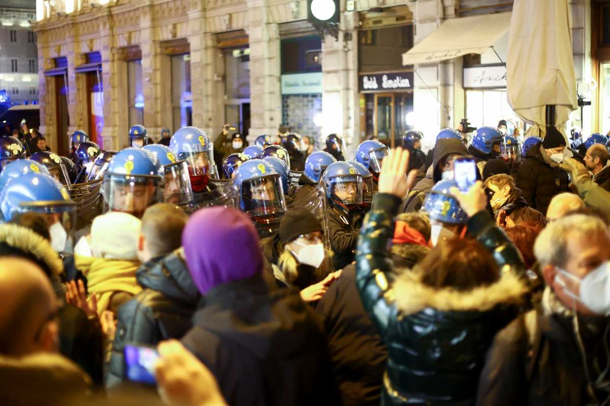 Ιταλία: Συλλήψεις φανατικών αντιεμβολιαστών που μιλούσαν για «κρεμάλες» και επιθέσεις κατά πολιτικών και γιατρών