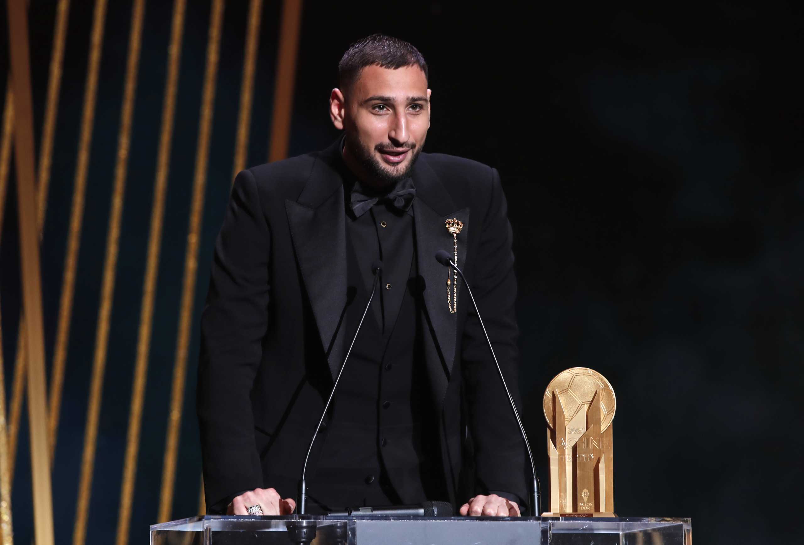 Soccer Football - The Ballon d'Or Awards - Theatre du Chatelet, Paris, France - November 29, 2021 Paris St Germain's Gianluigi Donnarumma with the Yachine Trophy REUTERS