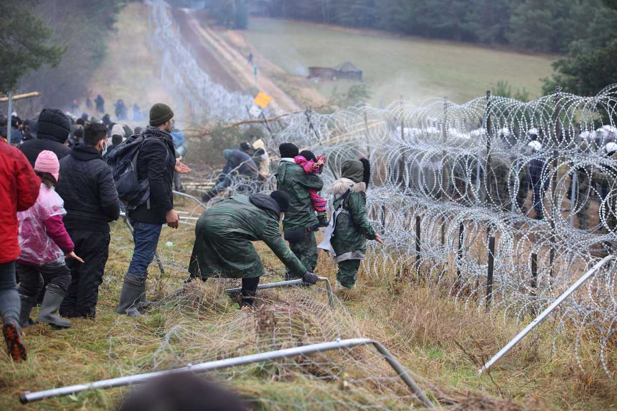 Σύνορα Πολωνίας – Λευκορωσίας: Η ΕΕ καταγγέλλει το καθεστώς Λουκασένκο για εργαλειοποίηση μεταναστών