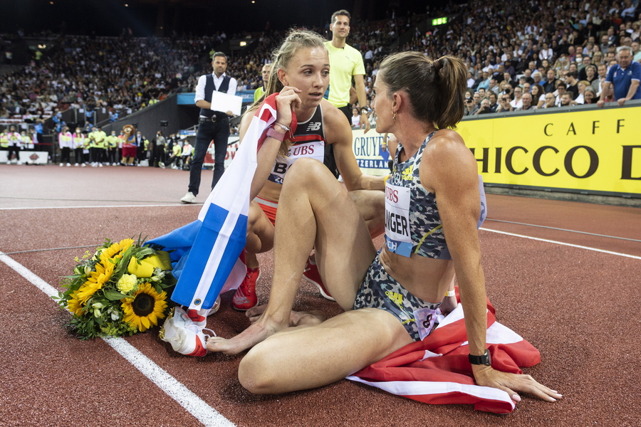 epa09458293 The winner Femke Bol of the Netherlands, left, consoles retiring runner Lea Sprunger of Switzerland after their 400m Hurdles Women during the Weltklasse IAAF Diamond League international athletics meeting at the Letzigrund stadium in Zurich, Switzerland, 09 September 2021.  EPA