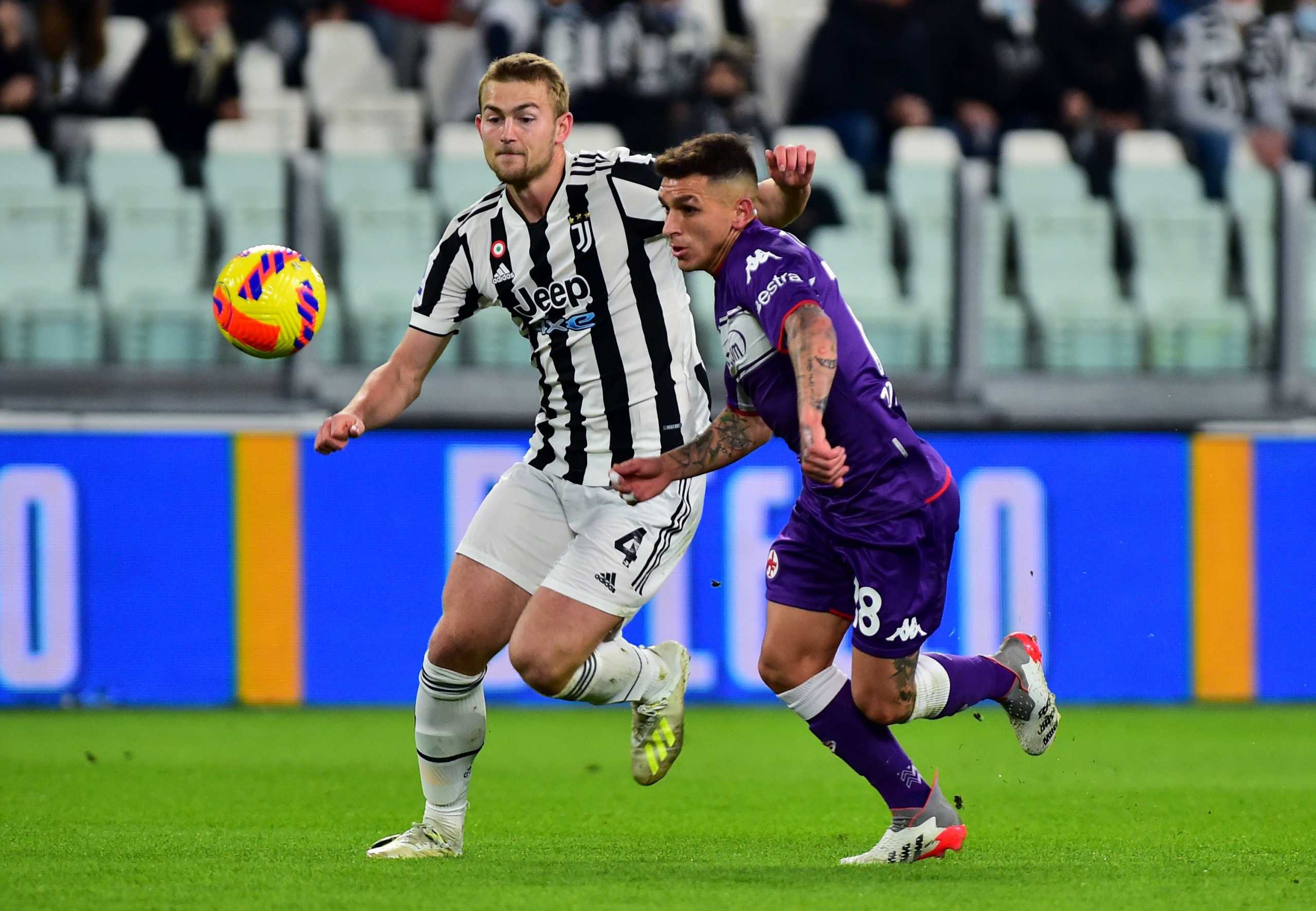 Soccer Football - Serie A - Juventus v Fiorentina - Allianz Stadium, Turin, Italy - November 6, 2021 Juventus' Matthijs de Ligt in action with Fiorentina's Lucas Torreira REUTERS