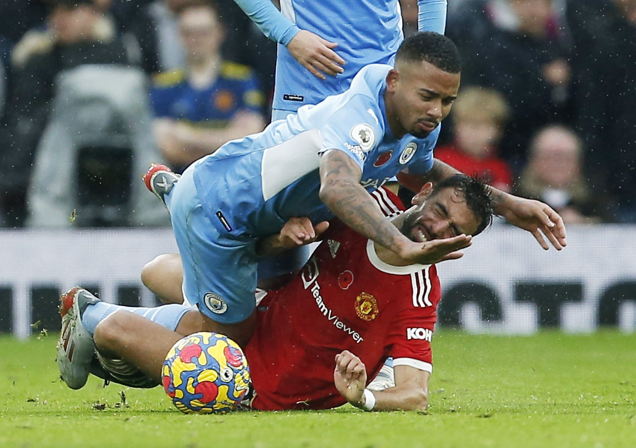Soccer Football - Premier League - Manchester United v Manchester City - Old Trafford, Manchester, Britain - November 6, 2021 Manchester City's Gabriel Jesus in action with Manchester United's Bruno Fernandes REUTERS