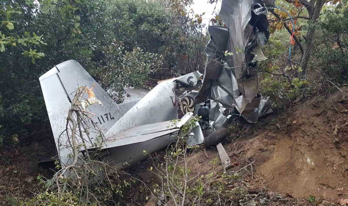 Λάρισα: Φωτογραφίες του μονοκινητήριου αεροπλάνου που συνετρίβη παρασύροντας στον θάνατο τον 62χρονο χειριστή