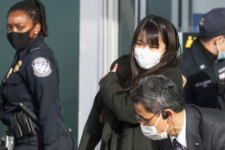Η πρώην πριγκίπισσα της Ιαπωνίας έφτασε στις ΗΠΑ με τον «κοινό θνητό» σύζυγο της