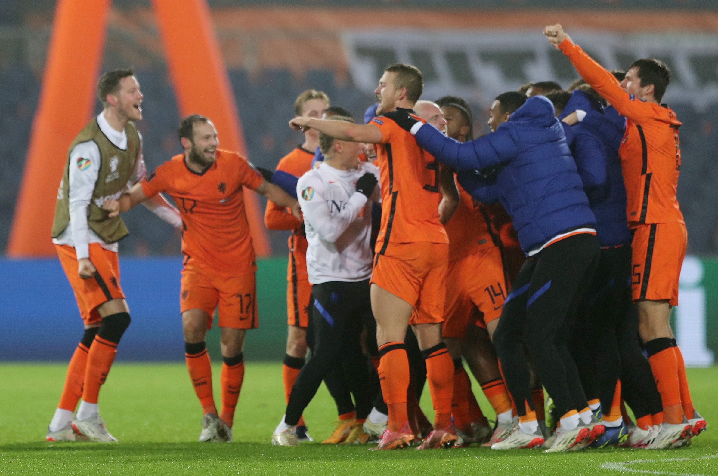 Soccer Football - World Cup - UEFA Qualifiers - Group G - Netherlands v Norway - Feyenoord Stadium, Rotterdam, Netherlands - November 16, 2021 Netherlands players celebrate qualifying for the Qatar 2022 World Cup REUTERS