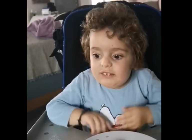 Ο μικρός μαχητής Παναγιώτης Ραφαήλ απολαμβάνει το αγαπημένο του παραμύθι - Η ευγνωμοσύνη των γονέων