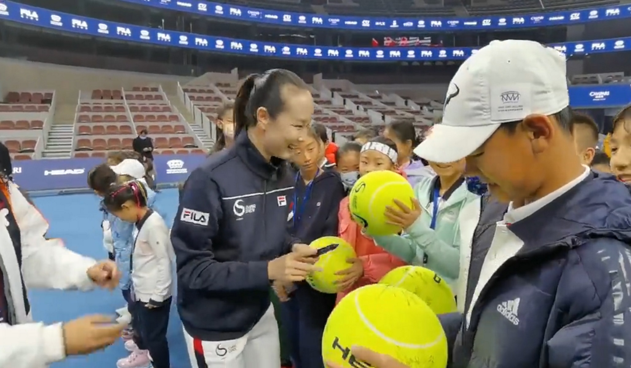Πενγκ Σουάι: Η επανεμφάνιση της Κινέζας τενίστριας μετά την παγκόσμια ανησυχία – Αμφισβητεί τα video η WTA