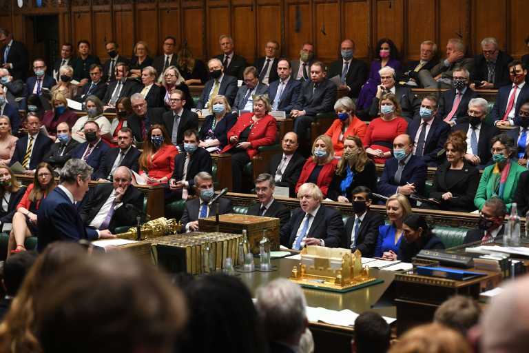 Βρετανία: Δεν επέτρεψαν σε βουλευτή να θηλάσει το μωρό της στην αίθουσα της Βουλής των Κοινοτήτων