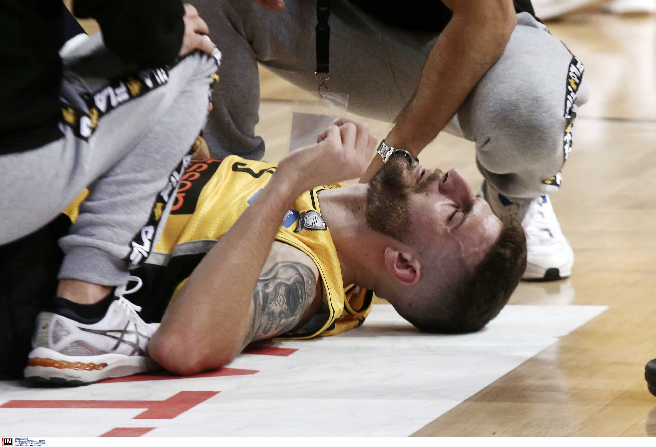 Basket League: ΑΕΚ – Κολοσσός Ρόδου: Διάταση υπέστη ο Ανδρέας Πετρόπουλος που τραυματίστηκε και αποχώρησε υποβασταζόμενος