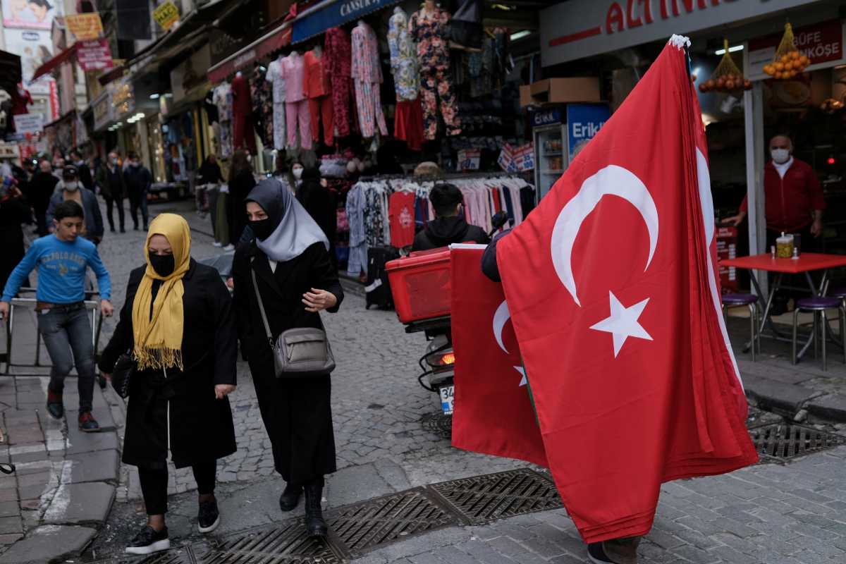 Τουρκία: Τρόφιμα με δελτίο και  κόσμος στους δρόμους που ζητάει παραίτηση του Ερντογάν