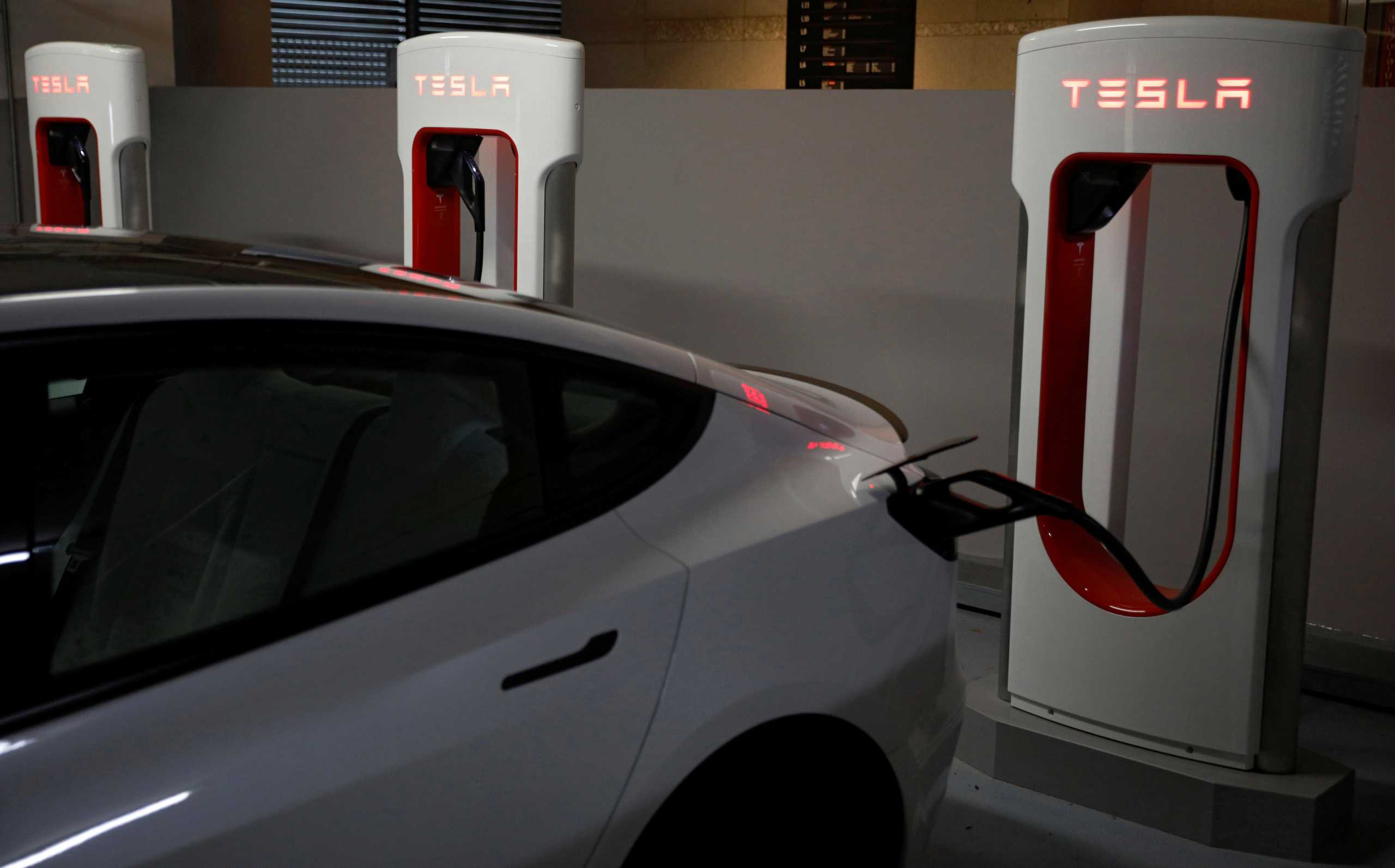 Ηλεκτρικά αυτοκίνητα: Η Tesla ανοίγει το δίκτυο φόρτισης σε άλλα EV για πρώτη φορά στην Ευρώπη