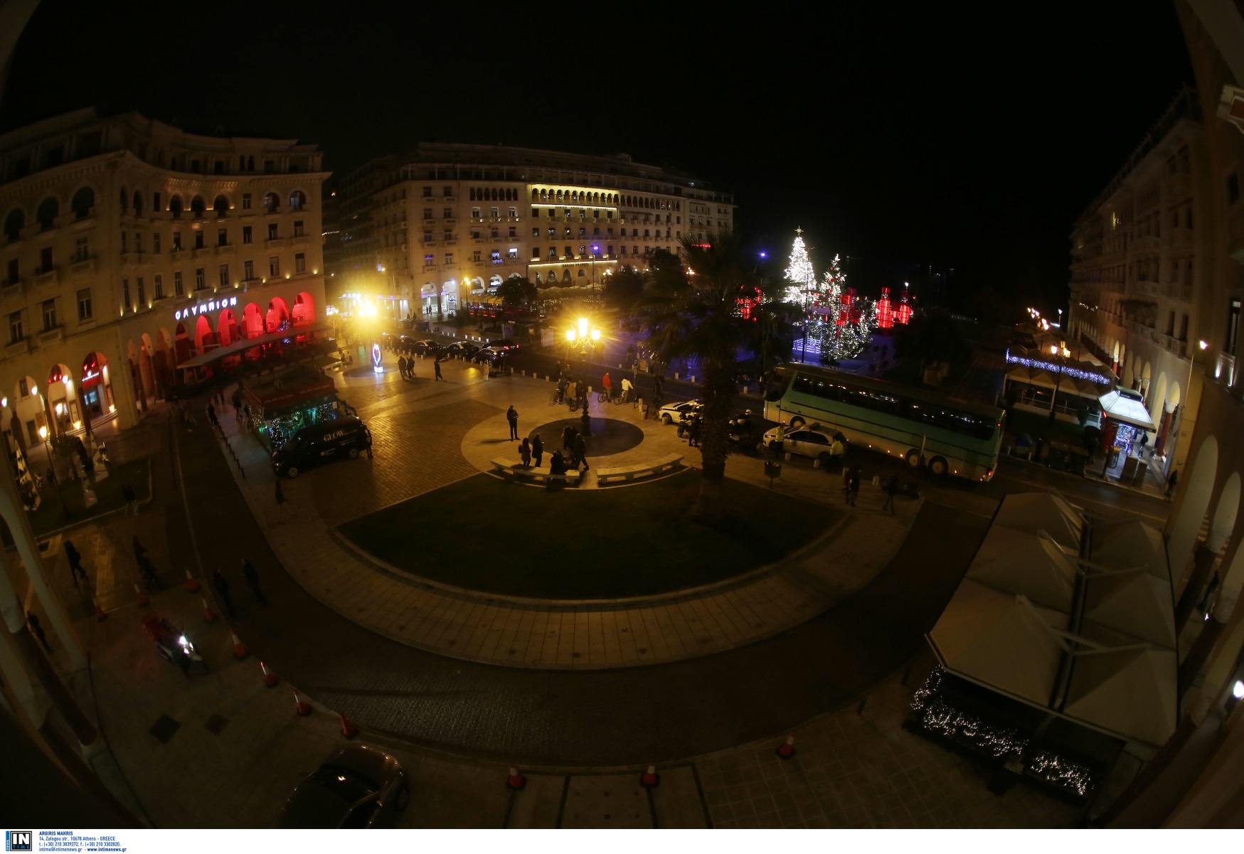 Χριστουγεννιάτικη Θεσσαλονίκη: Έλατα και λαμπιόνια γέμισε όλη η Αριστοτέλους