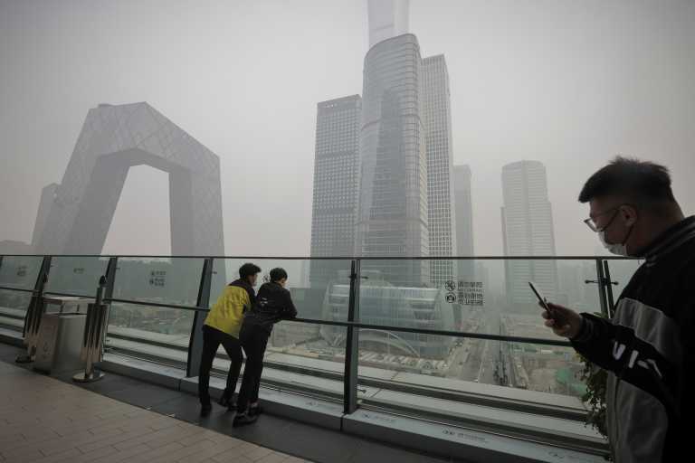 Πεκίνο: «Λουκέτο» στις παιδικές χαρές εξαιτίας της ατμοσφαιρικής ρύπανσης – Μειώθηκε η ακράτητα στα 200 μέτρα