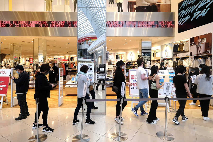 epa09604231 Shoppers at a busy Chadstone shopping centre in Melbourne, Australia, 26 November 2021. Retailers are expecting strong sales this weekend during the Black Friday-Cyber Monday sales.  EPA