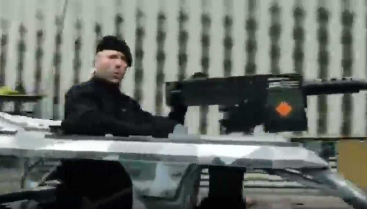 «Αναλώσιμοι 4»: Ο Τζέισον Στέιθαμ με όπλο πάνω σε τζιπ στη Θεσσαλονίκη