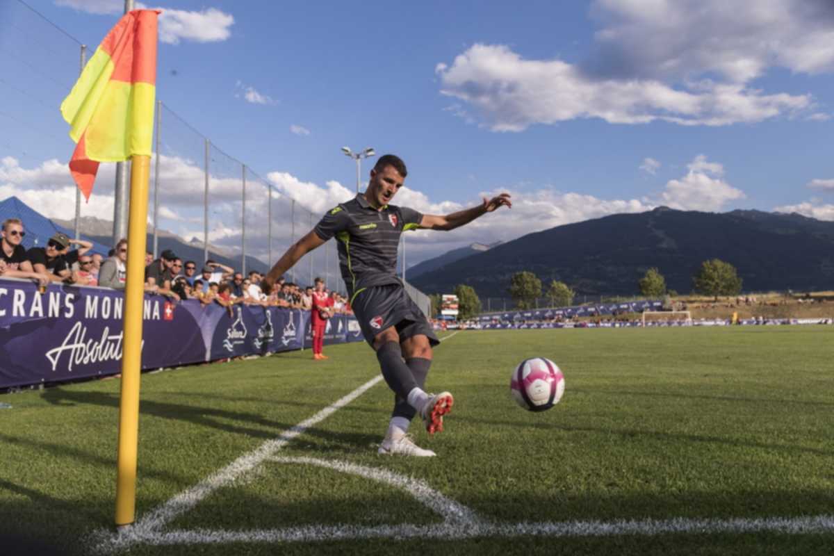 epa06886400 Sion's Anto Grgic does a corner kick during a friendly soccer match FC Sion against Olympique Lyonnais at the Stade St. Germain in Saviese, canton of Valais, Switzerland, Friday, July 13, 2018.  EPA