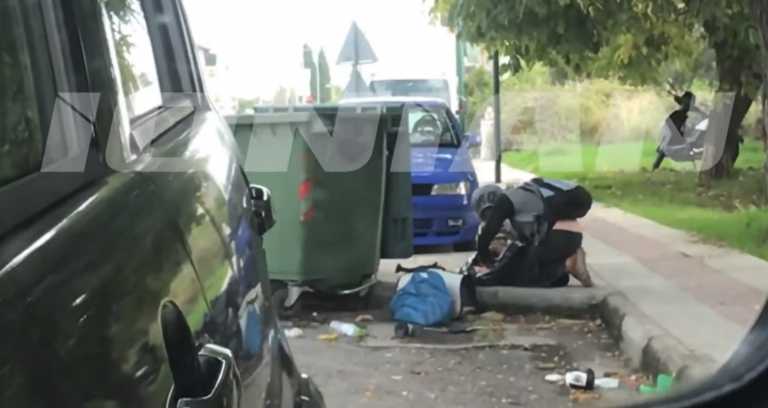 Βίντεο δείχνει άστεγη να τρώει ωμό κρέας από τα σκουπίδια στην Πάτρα