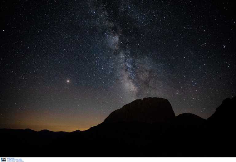 Βροχή από «πεφταστέρια» και μια «ατέλειωτη» έκλειψη Σελήνης μέχρι την Παρασκευή