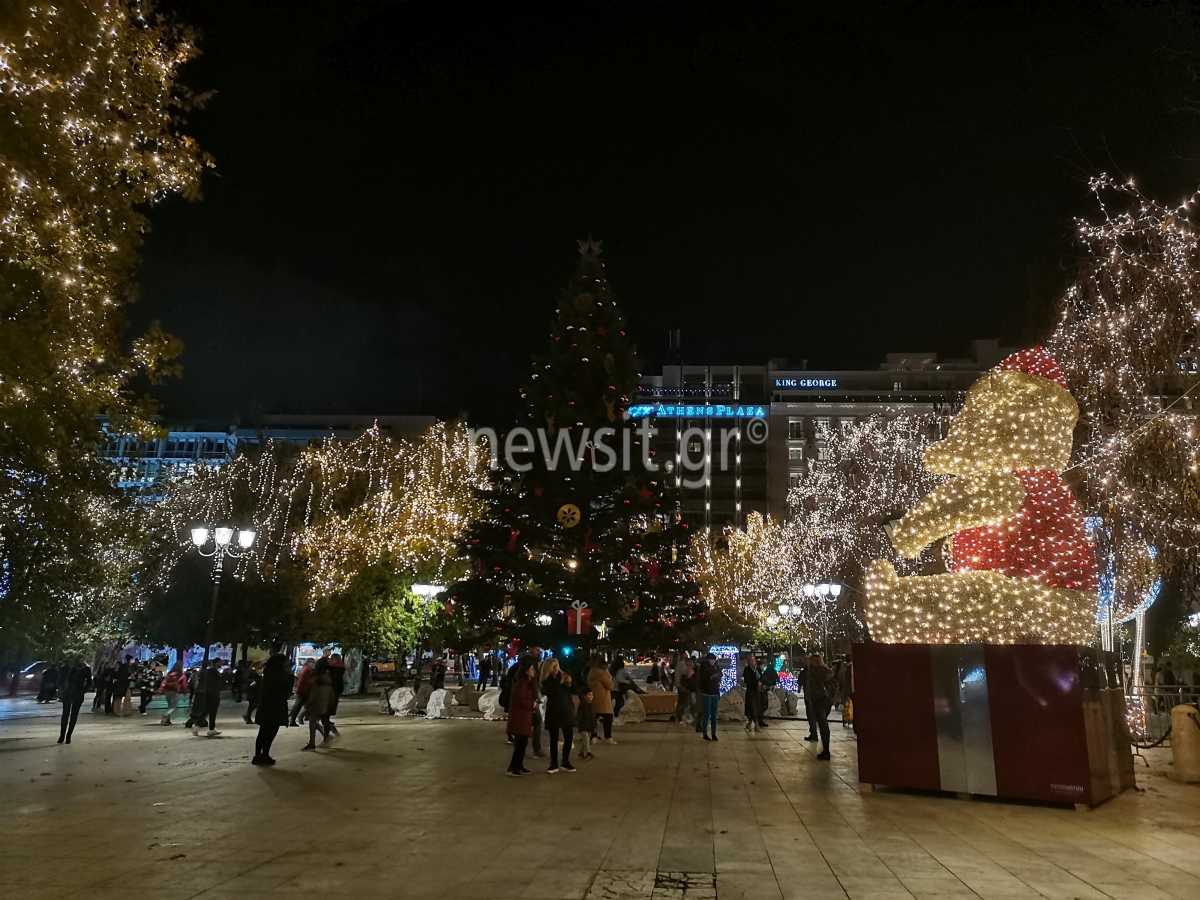 Άρωμα Χριστουγέννων στο κέντρο της Αθήνας – Στολίστηκε η πρωτεύουσα και είναι πανέμορφη