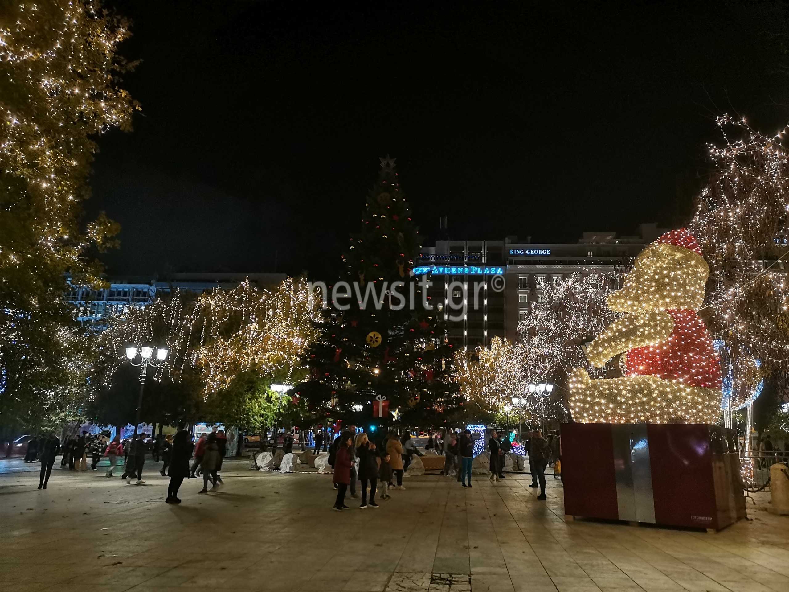 Άρωμα Χριστουγέννων στο κέντρο της Αθήνας – Στολίστηκε η πρωτεύουσα και είναι πανέμορφη