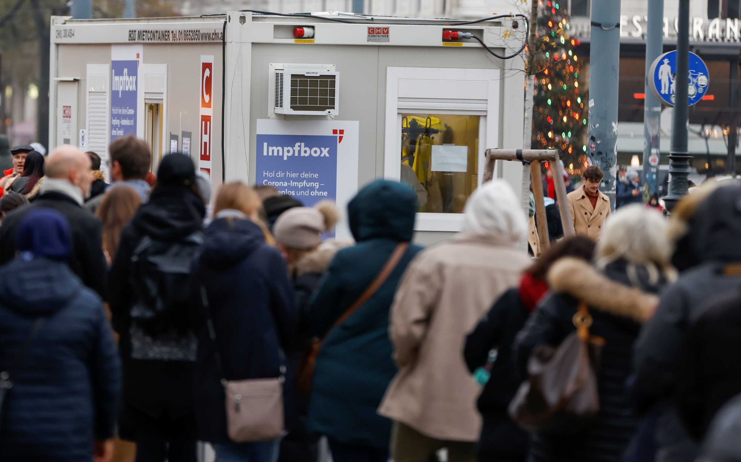People wait in front of a vaccination point amidst the coronavirus disease (COVID-19) outbreak, as Austria's government imposes a lockdown on people who are not fully vaccinated, in Vienna, Austria November 14, 2021.  REUTERS