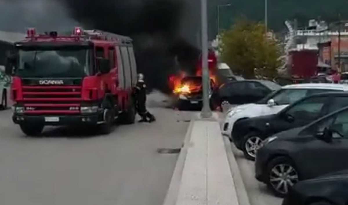 Ηγουμενίτσα: Η στιγμή που αυτοκίνητο παίρνει φωτιά δίπλα από άλλα που είναι παρκαρισμένα