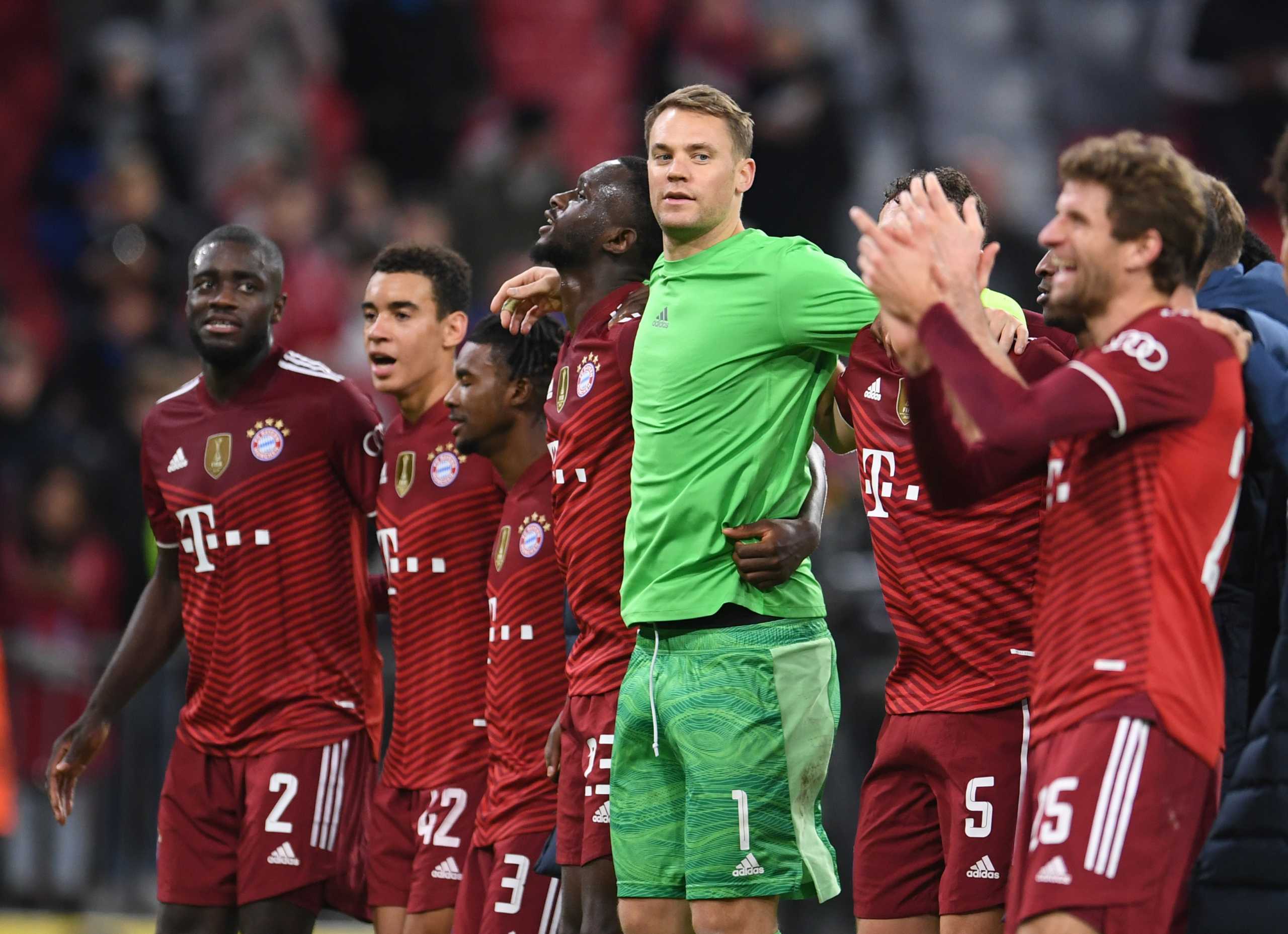 Soccer Football - Champions League - Group E - Bayern Munich v Benfica - Allianz Arena, Munich, Germany - November 2, 2021 Bayern Munich's Manuel Neuer with teammates celebrate after the match REUTERS