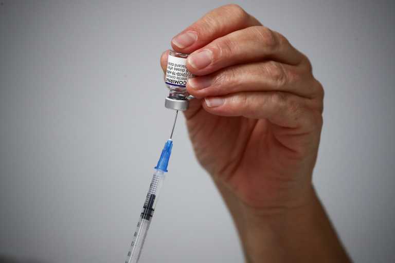 Μετάλλαξη Όμικρον: Η BioNTech ερευνά εμβόλιο ειδικά για την αντιμετώπισή της