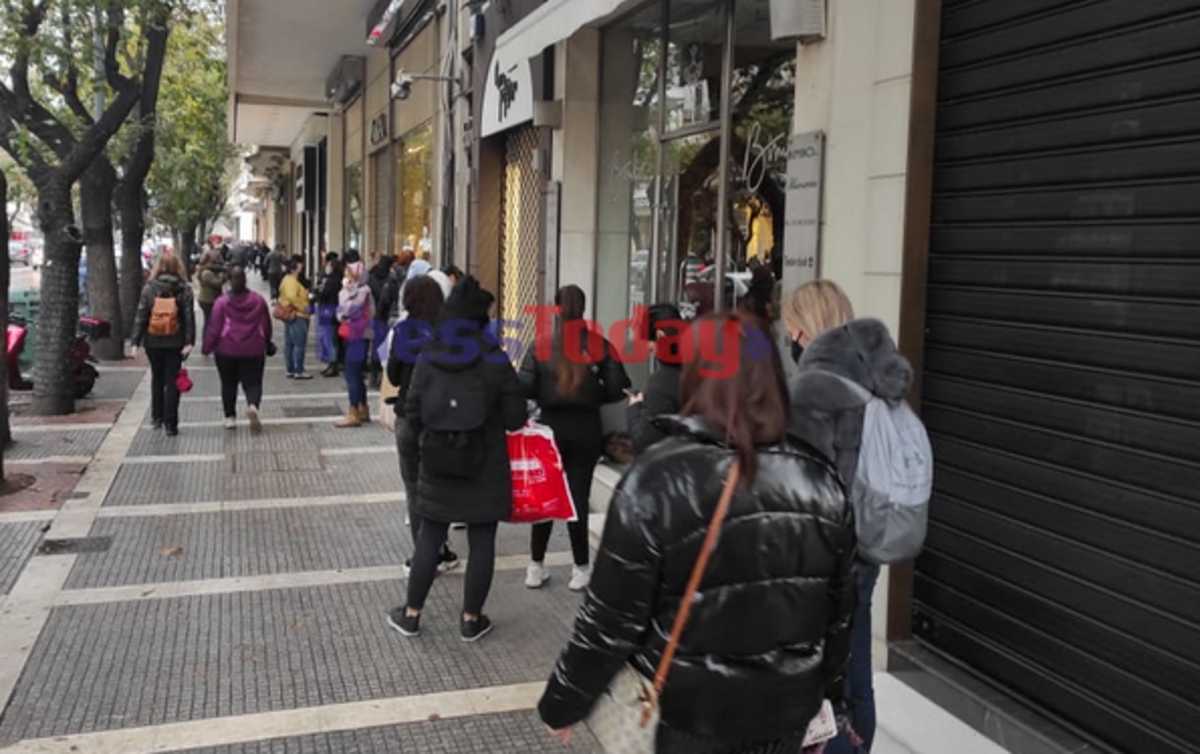 Black Friday: Ουρές έξω από κλειστά καταστήματα στη Θεσσαλονίκη – Οι λίστες αντρών και γυναικών